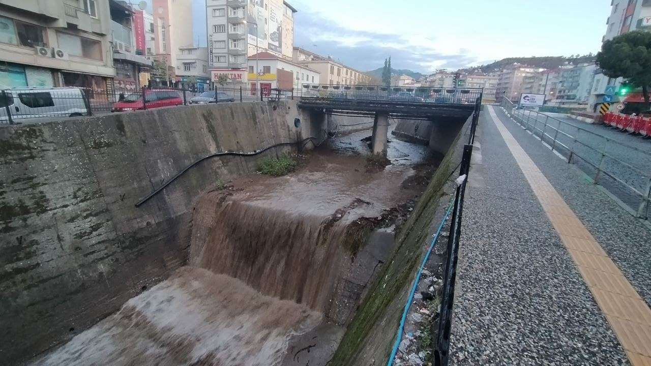 Aydın’da etkili olan yağışlar Tabakhane Deresi’ndeki suları yükseltti
