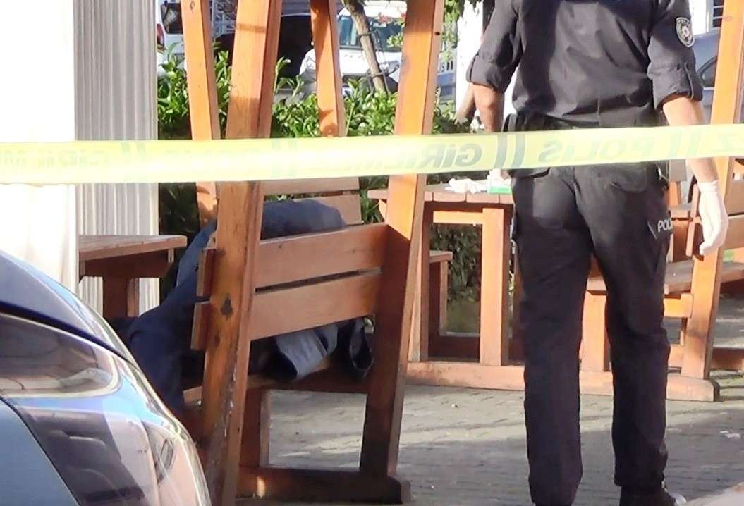 Ecel hastane bahçesindeki bankta yakaladı
