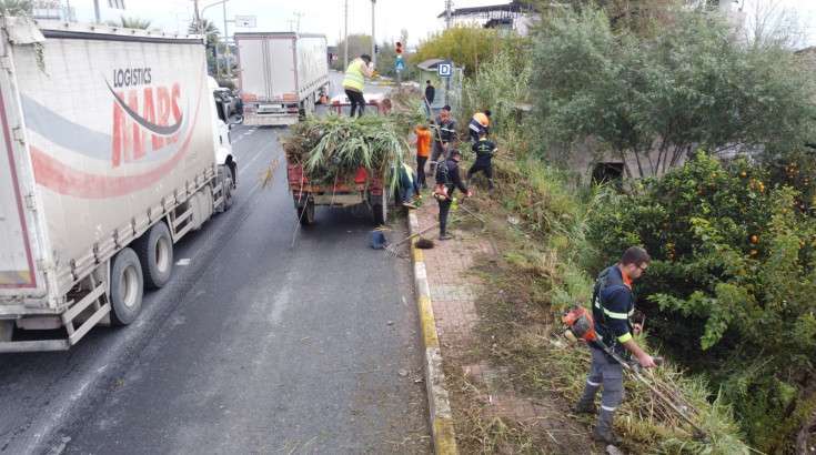 Nazilli’de Temizlik Ekipleri Karayolu Kenarlarını Temizledi