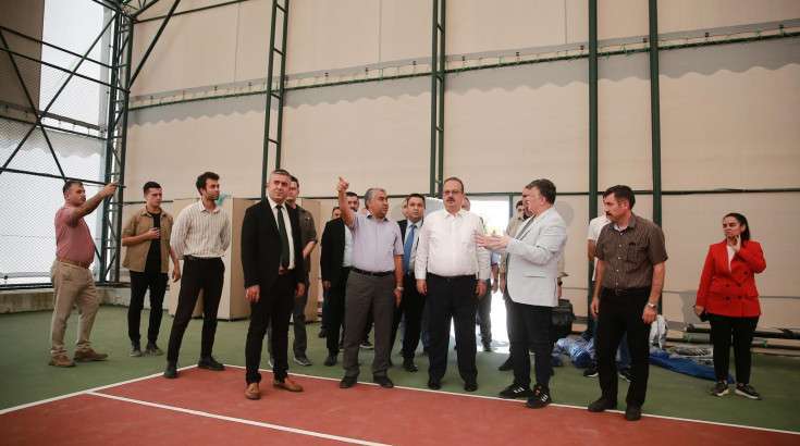 Vali Canbolat Yapımı Süren Spor Tesislerinde incelemelerde Bulundu